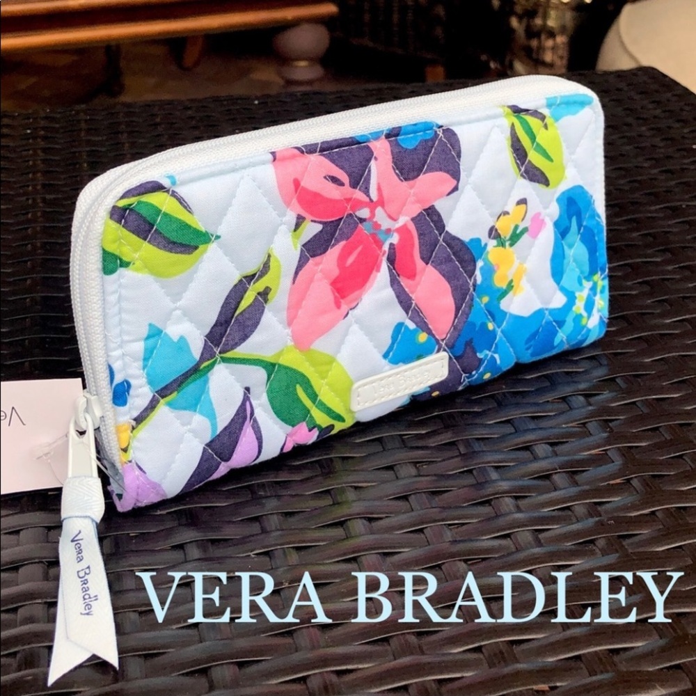 VERA BRADLEY Accordion quilted textile wallet
